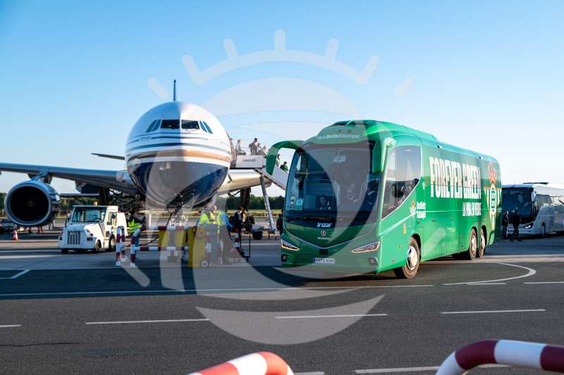 Piłka Nożna: Liga Konferencji Uefa. Przylot pilkarzy Realu Beits Sevilla. - Agencja Fotograficzna